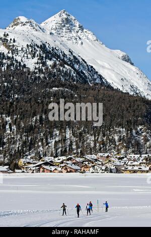 Langläufer in der Loipe, Langlauf, Silvaplana, in der Rückseite Gipfel Piz Polaschin Stockfoto