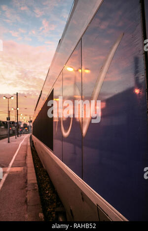 TOULON, Frankreich - 10. OKTOBER 2006: TGV-Logo auf den französischen Hochgeschwindigkeitszug Gerät bereit für den Abflug auf Toulon Bahnhof Plattform. TGV ist eine der Ma Stockfoto