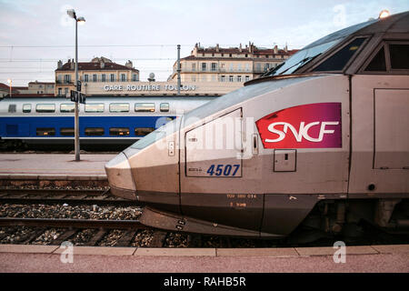 TOULON, Frankreich - 10. Oktober 2006: Der französische Hochgeschwindigkeitszug TGV Reseau Fertig zum Abflug auf Toulon Bahnhof Plattform. TGV ist einer der wichtigsten tra Stockfoto