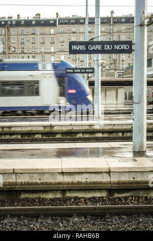 PARIS, Frankreich, 11. AUGUST 2006: Regionalzug in Paris Gare du Nord Bahnhof auf den wichtigsten Plattformen mit einer Geschwindigkeit blur Effekt. Diese Station Stockfoto