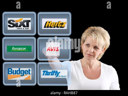 Frau arbeiten mit einer virtuellen Bildschirm, Touchscreens, Autovermietungen Stockfoto