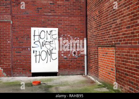 Graffiti, Home Sweet Home, an die Tür eines Gebäude abgerissen werden, alte Halle, Herten, Nordrhein-Westfalen Stockfoto