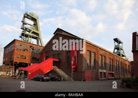 Zeche Ewald, stillgelegtes Bergwerk, Doppelbock Welle headframes von Schacht 7, rechts, und Schacht 2, RevuePalast Ruhr Theater, Herten Stockfoto