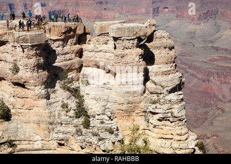 Die Leute an der Mathers Point Lookout am Grand Canyon South Rim in Arizona Stockfoto