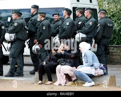 Die bereitschaftspolizei an der "1. Islamischer Friedenskongress "Rallye der Salafiyya-bewegung der Prediger Pierre Vogel, Köln Stockfoto