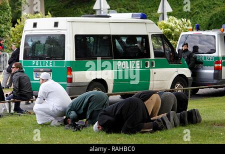 Muslimische Männer beten an der "1. Islamischer Friedenskongress "Rallye der Salafiyya-bewegung der Prediger Pierre Vogel, Köln Stockfoto