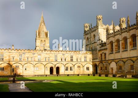 Tom Quad Platz, die Kathedrale und die Große Halle, Christ Church College, einem der 39 Colleges, die alle unabhängig voneinander sind und zusammen Stockfoto