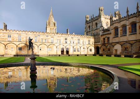 Tom Quad Platz, die Kathedrale, große Halle und Quecksilber Brunnen, Christ Church College, einem der 39 Colleges, Alle Stockfoto
