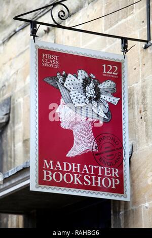 Zeichen des Madhatter Buchhandlung, High Street, Burford, Oxfordshire, Großbritannien, Europa Stockfoto