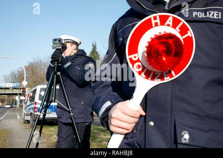 Laser Messgerät von der Polizei verwendet wird, Speed Trap Marathon von der Polizei in Nordrhein-Westfalen, 24 Stunden Stockfoto