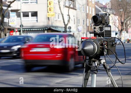 Laser Messgerät verwendet wird, Speed Trap Marathon von der Polizei in Nordrhein-Westfalen, 24 Stunden intensive Geschwindigkeit Stockfoto