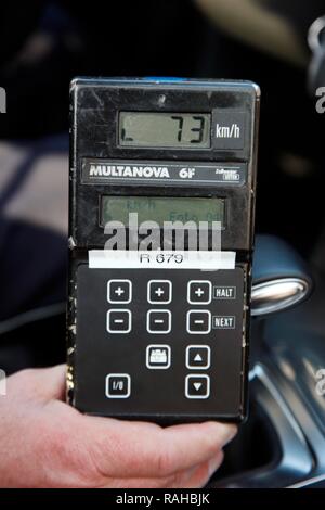 Steuereinheit eine Laser Messgerät verwendet wird, Speed Trap Marathon von der Polizei in Nordrhein-Westfalen, 24 Stunden Stockfoto