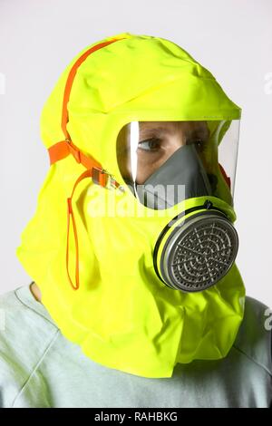 Person tragen Notfall rauch Haube, die verwendet wird, um durch Rauch zu evakuieren, schützt für mehrere Minuten vor giftigen Stockfoto