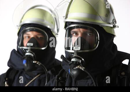 Feuerwehrmänner, response Squad für die Brandbekämpfung, das Tragen von Schutzkleidung aus Nomex, ein Helm mit Visier, einer Feueraxt, Stockfoto