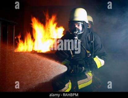 Feuerwehrmänner mit der Ausbildung in einem Haus Feuer, der berufsfeuerwehr von der Berufsfeuerwehr Essen, Essen, Nordrhein-Westfalen Stockfoto