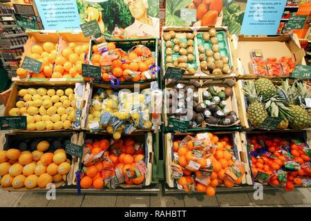 Tropische Früchte, exotische Früchte aus der ganzen Welt, Obst Abteilung, self-Service, Essen Abteilung, Supermarkt Stockfoto