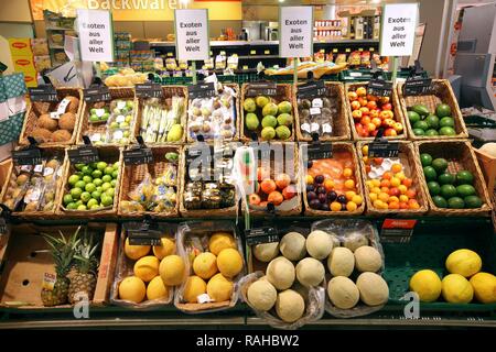 Tropische Früchte, exotische Früchte aus der ganzen Welt, Obst Abteilung, self-Service, Essen Abteilung, Supermarkt Stockfoto