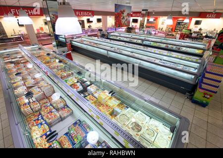 Gefrierschränke mit verschiedenen Tiefkühlkost, Fertiggerichte, self-Service, Essen Abteilung, Supermarkt Stockfoto