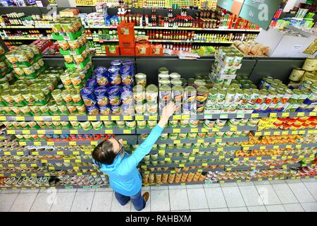 Frau Einkaufen im Supermarkt, Lebensmittel Abteilung, Self-Service, Supermarkt Stockfoto