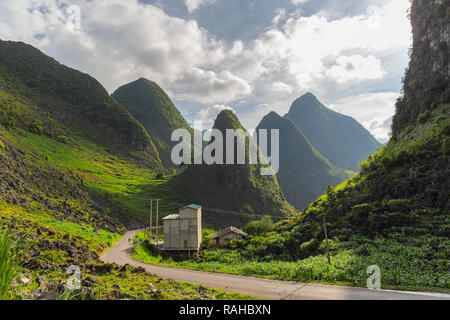 Bauernhaus auf engen, gewundenen Mountain Road. Ha Giang Loop, Provinz Ha Giang, Vietnam, Asien Stockfoto