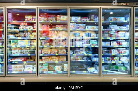 Eingefroren - Essen, Gefriergeräte mit verschiedenen Fertiggerichten, self-Service, Essen Abteilung, Supermarkt Stockfoto