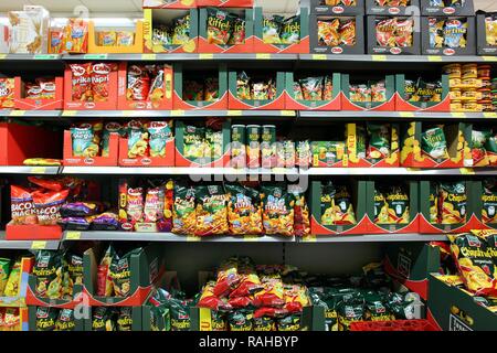 Regale mit Snacks, self-Service, Essen Abteilung, Supermarkt Stockfoto