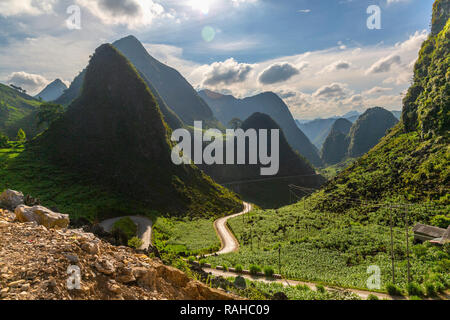 Engen, gewundenen Mountain Road. Ha Giang Loop, Provinz Ha Giang, Vietnam, Asien Stockfoto