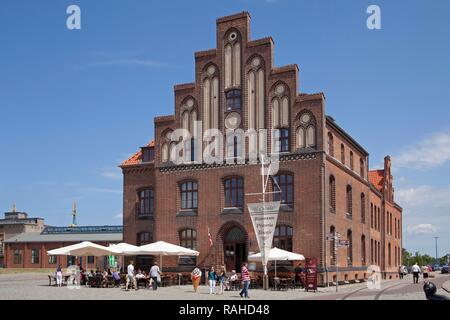 Restaurant im ehemaligen Lagerhaus, Hafen, Wismar, Mecklenburg-Vorpommern Stockfoto