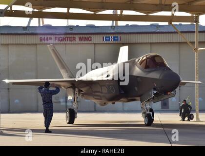 Eine F-35 eine geflogen von Oberstleutnant Nakano, Japan Air Verteidigung-kraft nationalen Vertreter Pilot zu Luke, bereitet Feb 7 Auf seine erste Solo sortie bei Luke Air Force Base, Ariz abzuweichen. Stockfoto