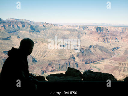 Silhouette der Mann am Grand Canyon Blick vom Wachturm am Desert View Aussichtspunkt Stockfoto