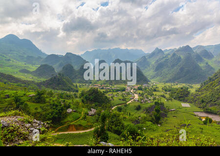 Kleine ländliche Dorf von Reis Pasteten umgeben. Ha Giang Loop, Provinz Ha Giang, Vietnam, Asien Stockfoto