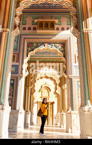 Asiatische Frau trourist stehend an patrika Tor in Jaipur, Rajasthan Indien. Stockfoto