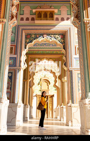 Asiatische Frau trourist stehend an patrika Tor in Jaipur, Rajasthan Indien. Stockfoto