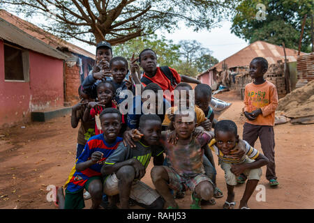 Bissau, Republik Guinea-Bissau - Februar 6, 2018: die Gruppe der Kinder spielen an der Missira Nachbarschaft in der Stadt Bissau, Guinea Bissau Stockfoto