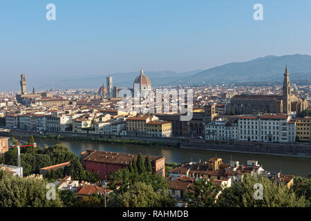 Florenz, Italien - 9. August 2018: Luftaufnahme der Altstadt mit Basilica di Santa Croce (rechts), Kathedrale von Florenz (Mitte) und Palazzo Vecchio Stockfoto