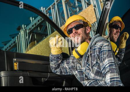 Happy kaukasischen Bauunternehmen Arbeiter in Seine 30 Sünde gelben Helm. Stockfoto