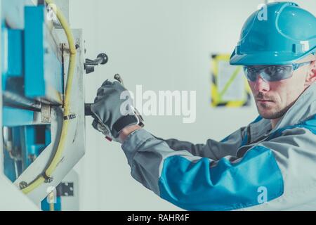 Kaukasische Metall Schneidemaschine Fahrer in seiner 30. Industrielle Thema. Stockfoto