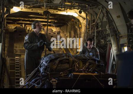 Senior Flieger Dan Wheeler und Cody Carr, loadmasters mit 130 Airlift Wing, McLaughlin Air National Guard Base, Charleston, W. Virginia führen Sie in letzter Minute die Kontrolle der Ausrüstung vor vier - Schiff, niedriger Höhe airdrop über Camp Zweig, Logan County, W. Virginia. Februar 4, 2017. Auf einer Bergspitze Ausbau Standort, Camp Branch bietet Gelände ähnlich eingesetzt Umgebungen eignen sie sich ideal für das bordpersonal Mitglieder niedriger Höhe zum Lastenabwurf und Angriff Landung Training durchzuführen. Stockfoto