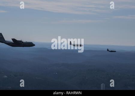 Drei United States Air Force C-130 H führen Sie eine Airshow stil Überführung der Landeshauptstadt von Charleston, W. Virginia nach Abschluss mehrerer niedriger Höhe fallschirmabwürfen Feb 4, 2017. Mehr als 30 Aircrew Mitglieder wertvolle Ausbildung auf Luftfahrzeuge, airdrop und Angriff Anlandungen im Training Mission. Stockfoto