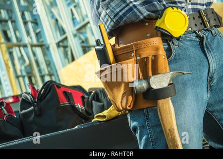 Die Bauunternehmen Tools Riemen Nahaufnahme. Hammer, Maßband und Walkie Talkie. Stockfoto