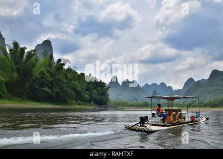 Die motorraft auf Li River fließt durch die märchenhafte Landschaft von Yangshuo in Guangxi Zhuang Autonome Region in China. Stockfoto