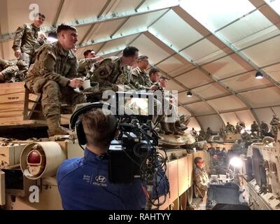 Soldaten vom 1.BATAILLON, 8 Infanterie Regiment, 3. gepanzerte Brigade Combat Team, 4 Infanterie Division, beobachten Sie die Super Bowl als Film Crew aus Produktionsfirma FILM 45 nimmt die Bilder der Sie während einer Betrachtung Partei im Camp Karliki, Zagan, Polen, Feb 5, 2017. Die Soldaten wurden als Teil einer 90-sekündigen Werbespot von Hyundai Tribut an Service Mitglieder auf, um die Bereitstellung zu zahlen gedreht. Die Werbung ausgestrahlt auf Fuchs sofort nach dem Spiel. Stockfoto