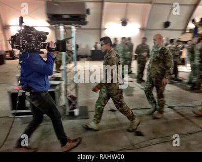 Spc. Erik Guerrero, ein M1 armor Crewman mit Unternehmen C, 1.BATAILLON, 8 Infanterie Regiment, 3. gepanzerte Brigade Combat Team, 4 Infanterie Division, ist ein virtual-reality Kammer von seinem bataillonskommandeur, Oberstleutnant Jason Sabat, der ersten Hälfte des Super Bowl in einer immersiven Erfahrung zu beobachten, wie ein Filmteam aus Produktionsfirma FILM 45 Filme ihm während einer Betrachtung Partei im Camp Karliki, Zagan, Polen, Feb 6, 2017. Guerreros virtuelle Realität enthalten eine Überraschung zeigen - seine Familie war am Spiel - als Teil einer 90-sekündigen Werbespot von Hyundai zu Tribut zu zahlen Stockfoto