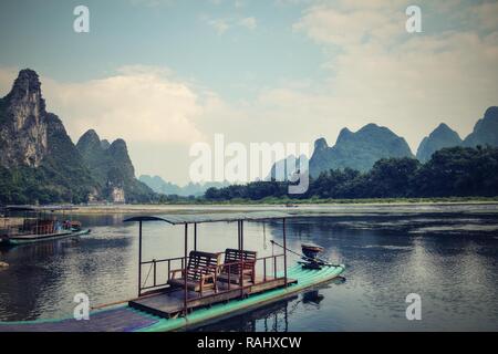 Malerische Karstlandschaft mit Li Fluss in Yangshuo County in Guangxi autonome Region in China. Motorraft auf dem Fluss. Stockfoto