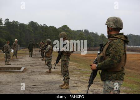 Marines mit Transport Support Unternehmen, Bekämpfung Logistik Bataillon 2, warten Sie, bis der Befehl, um ihre Ziele zu Gesicht und während einer Live Fire Übung in Camp Lejeune, N.C., Feb 3, 2017. Die Marines durchgeführt, um die Ausbildung, um sich mit Ihren neu ausgestellten Gewehre in der Vorbereitung für die jährlichen Gewehr Qualifikationen vertraut zu machen. Die Marines konnten ihre Schlacht Sicht Null (BZO) genaue und effektive Schulungen zur Verfügung zu stellen, wie Sie auf andere Bereiche in den nächsten Monaten fortsetzen. (Marine Corps Stockfoto