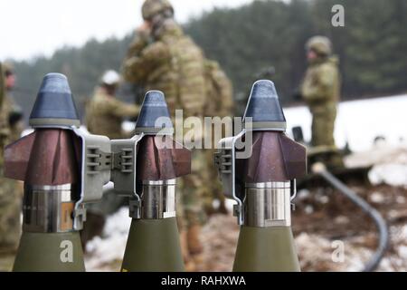 Us-Fallschirmjäger in der vierten Bataillon zugeordnet, 319 Airborne Field Artillery Regiment, Feuer precision guided Munition aus M 777 Haubitzen beim Leiten der Artillerie Schießwesen Tabelle XVIII bei der 7th Army Training Befehl Grafenwöhr Training Area, Deutschland, Feb 3, 2017. Die Ausübung Züge und wertet die Fähigkeit des Bataillons Masse Brände zur direkten Unterstützung der 173Rd Airborne Brigade. Bewerter aus den 82 DIVARTY unterstützt das Bataillon durch objektiv überprüft seine Aktualität und Genauigkeit der massierten Brände beim Abfeuern, bei der Unterstützung einer schweren Waffen Firma defensive Live Fire Training. Stockfoto