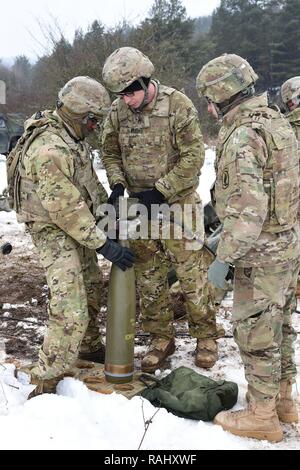 Us-Fallschirmjäger in der vierten Bataillon zugeordnet, 319 Airborne Field Artillery Regiment, Feuer precision guided Munition aus M 777 Haubitzen beim Leiten der Artillerie Schießwesen Tabelle XVIII bei der 7th Army Training Befehl Grafenwöhr Training Area, Deutschland, Feb 3, 2017. Die Ausübung Züge und wertet die Fähigkeit des Bataillons Masse Brände zur direkten Unterstützung der 173Rd Airborne Brigade. Bewerter aus den 82 DIVARTY, unterstützen das Bataillon durch objektiv überprüft seine Aktualität und Genauigkeit der massierten Brände beim Abfeuern, bei der Unterstützung einer schweren Waffen Firma defensive Live Fire Training. Stockfoto