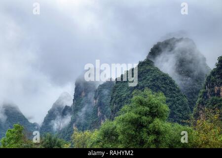 Die Gegend um kleine Stadt Yangshuo in China für seine Karstlandschaft bekannt ist, es gibt hundert von Kalkstein Hügel Punktierung der Landschaft. Stockfoto