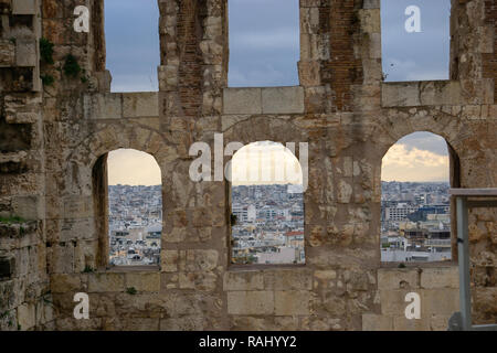 Ich war mir sicher Ich besuchte das Theater des Dionysos & erst später herausgefunden, dass es war Odeon des Herodes Atticus oft mit der Ehemaligen verwirrt. Stockfoto