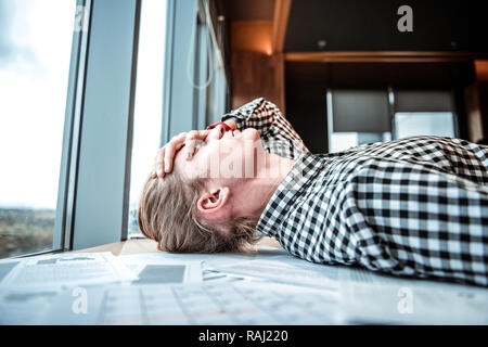 Portrait von erschöpft, männliche Person, die Stirn berühren. Stockfoto